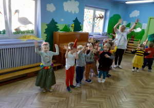 Dzieci podczas zabawy wiosennej.